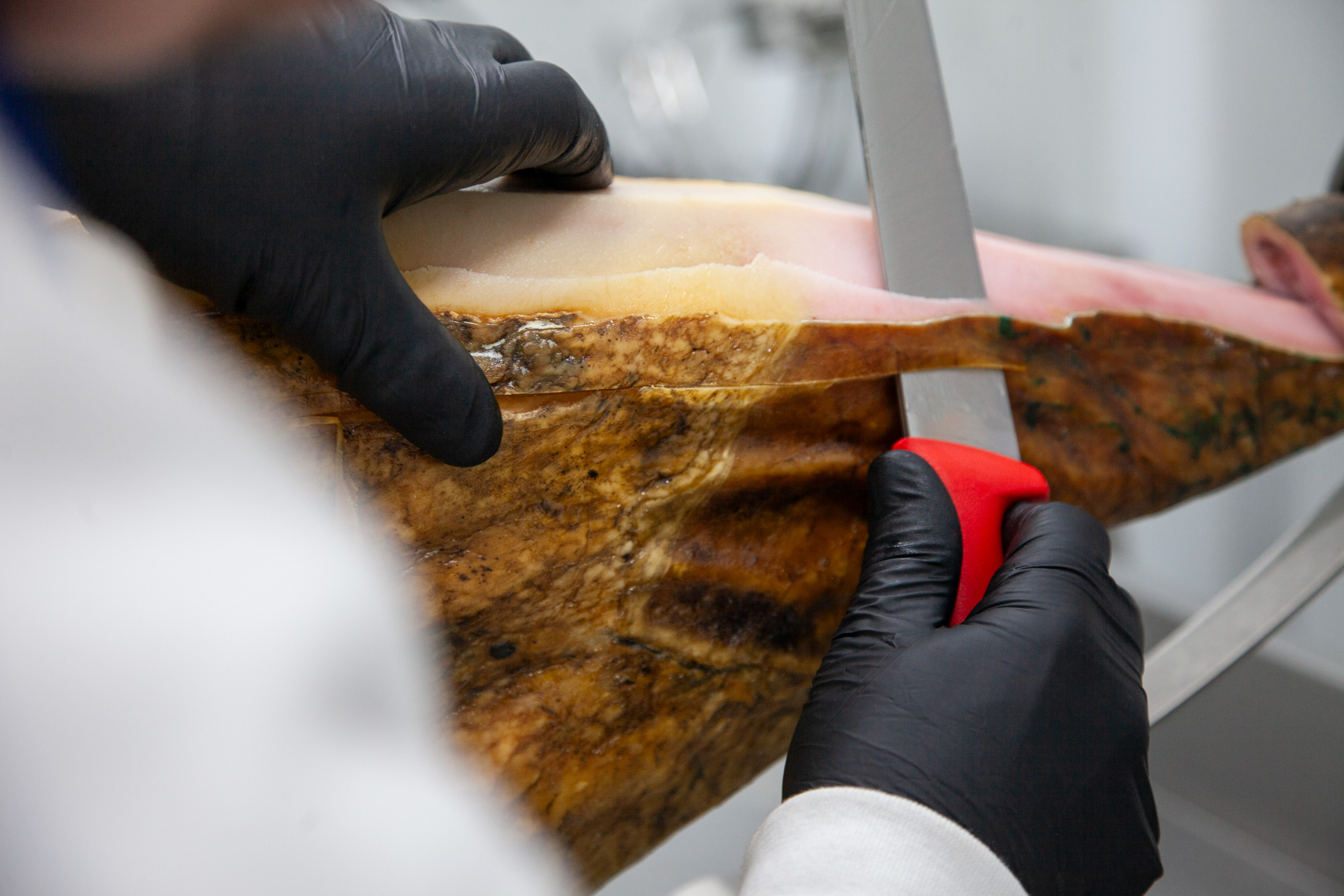 Inicio de corte de pieza de jamón
